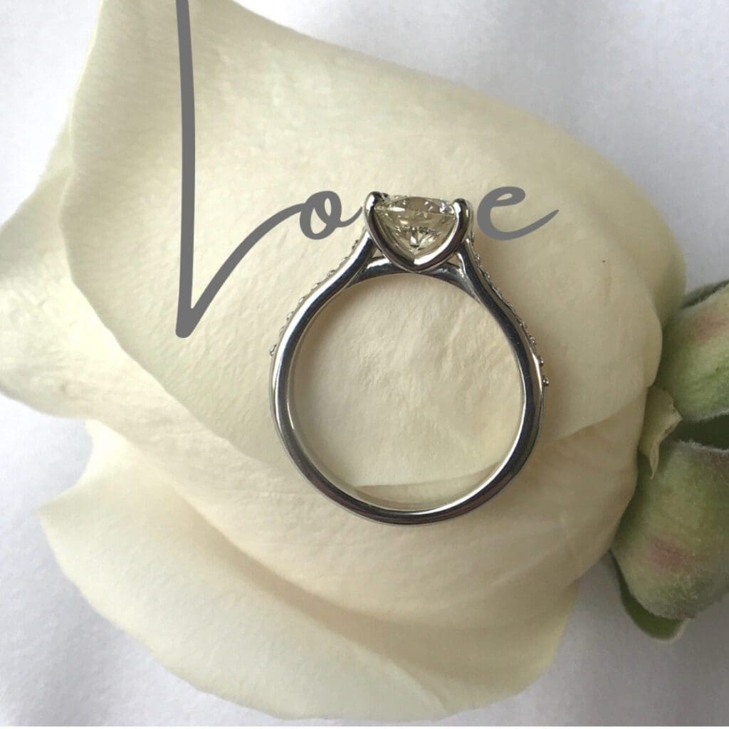 Viisi ring cream rose word love with side view as V Viisi